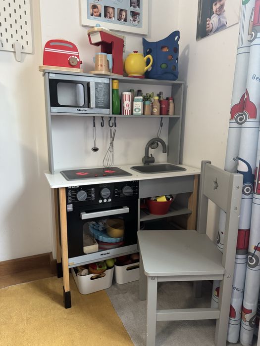 Cozinha de Madeira + Acessórios + Cadeira