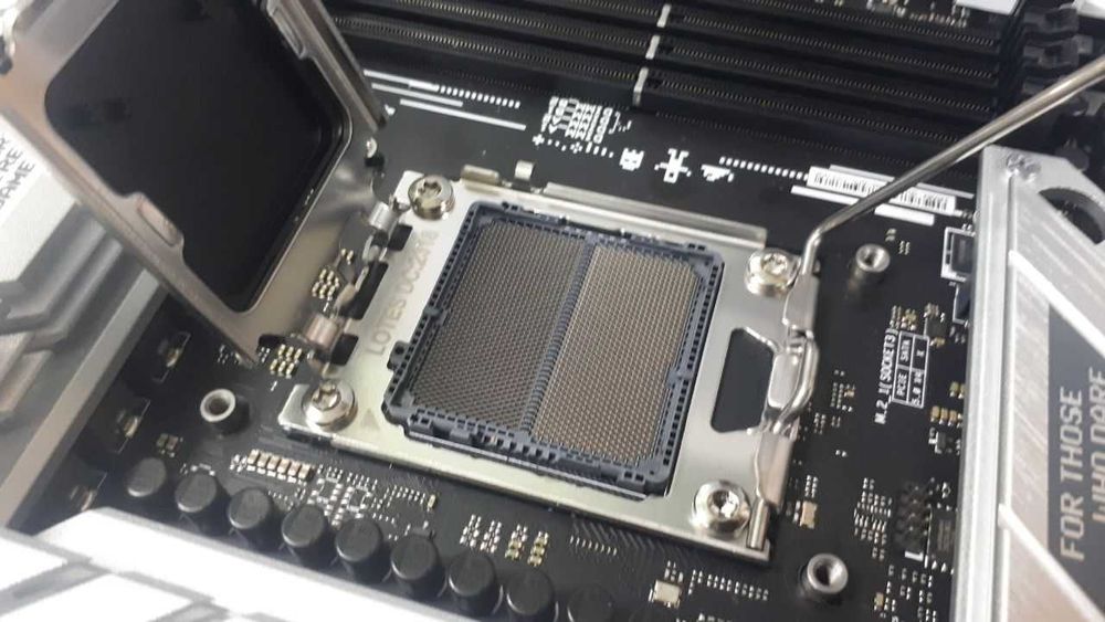 Материнська плата Asus Rog Strix B650-A Gaming WiFi