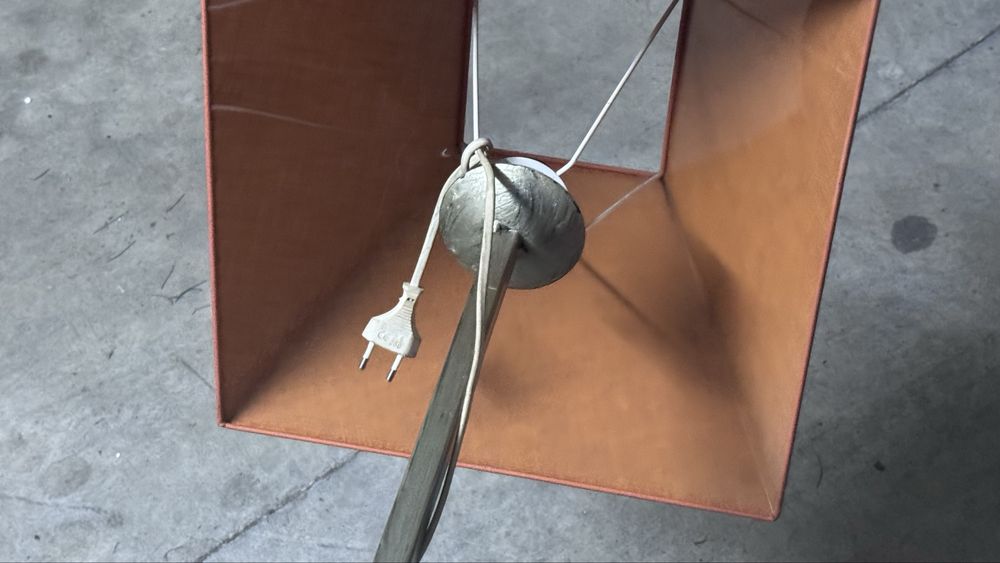 Abajur de tamanho medio, côr de  laranja437155533591029761