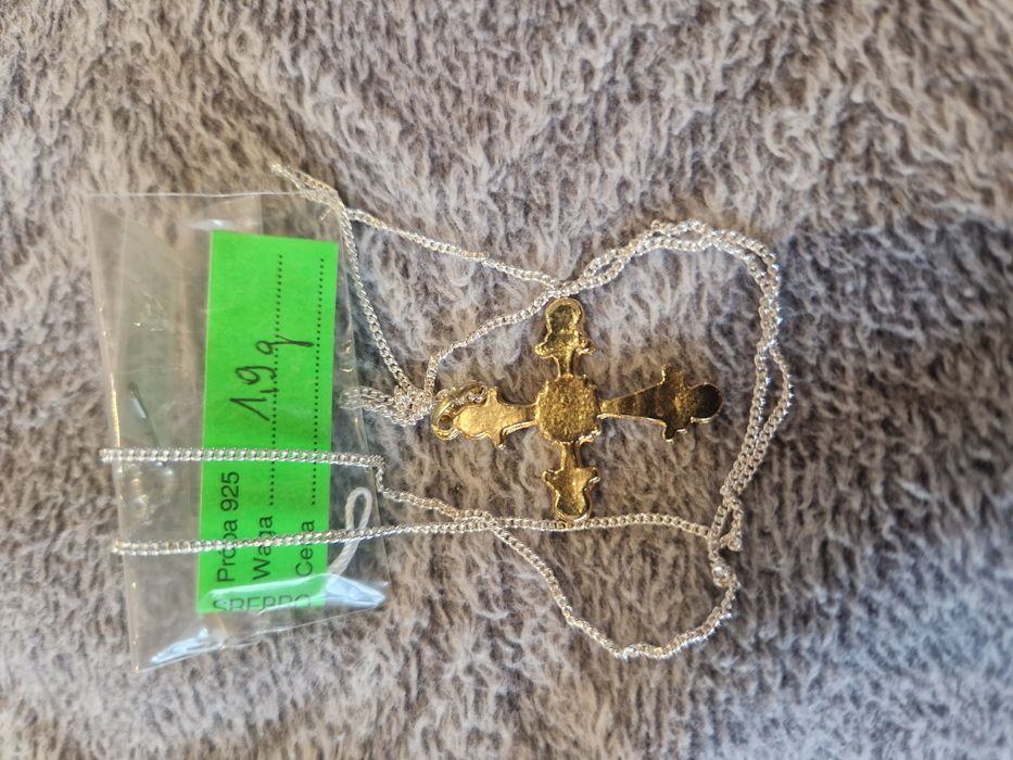 Wisiorek Krzyż z łańcuszkiem