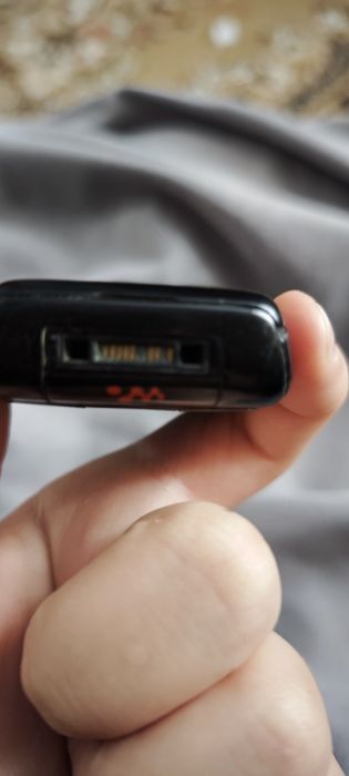 смартфон Sony Ericsson W200i.