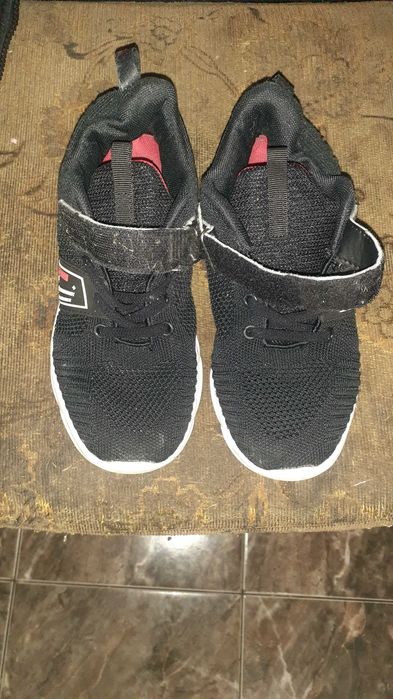 Продам детские кроссовки