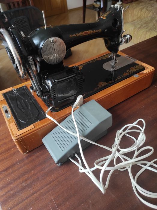 Швейна машинка з електричним приводом плюс ще одна бонусом