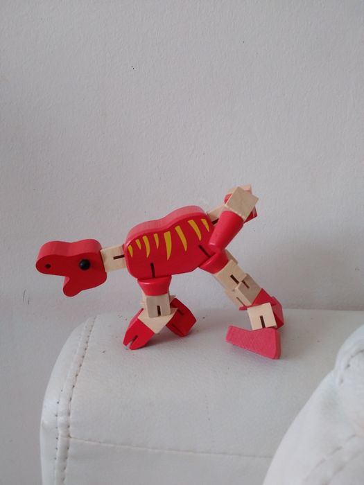 Brinquedo Fidget Dinossauro vermelho articulado em madeira.