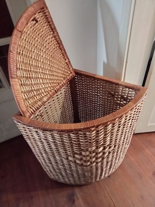 Cesto de canto para roupa suja/ arrumação