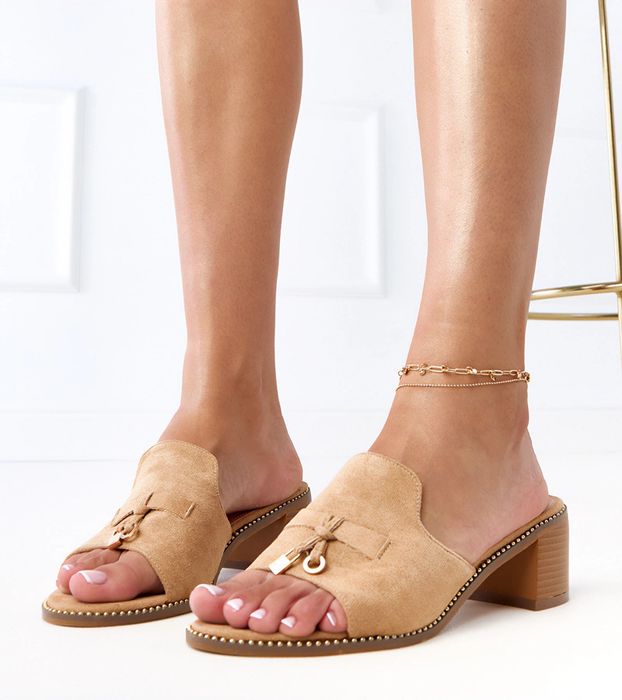 Ciemnobeżowe klapki na słupku z ozdobą na pasku Gariend