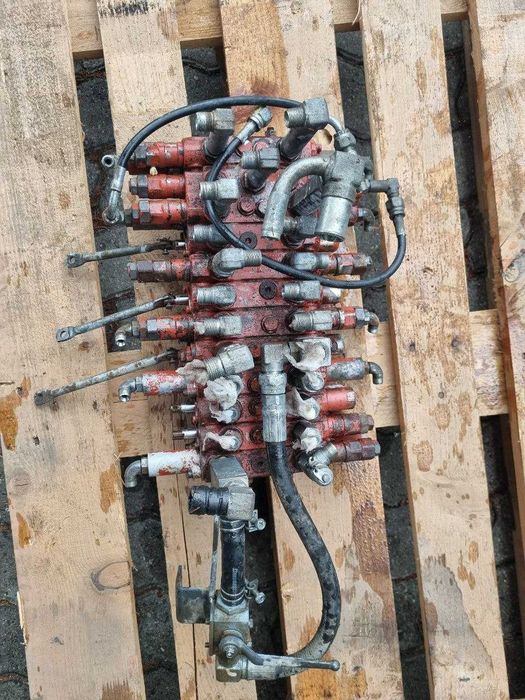 oryginalny, używany rozdzielacz hydrauliczny Kubota RB519--61152