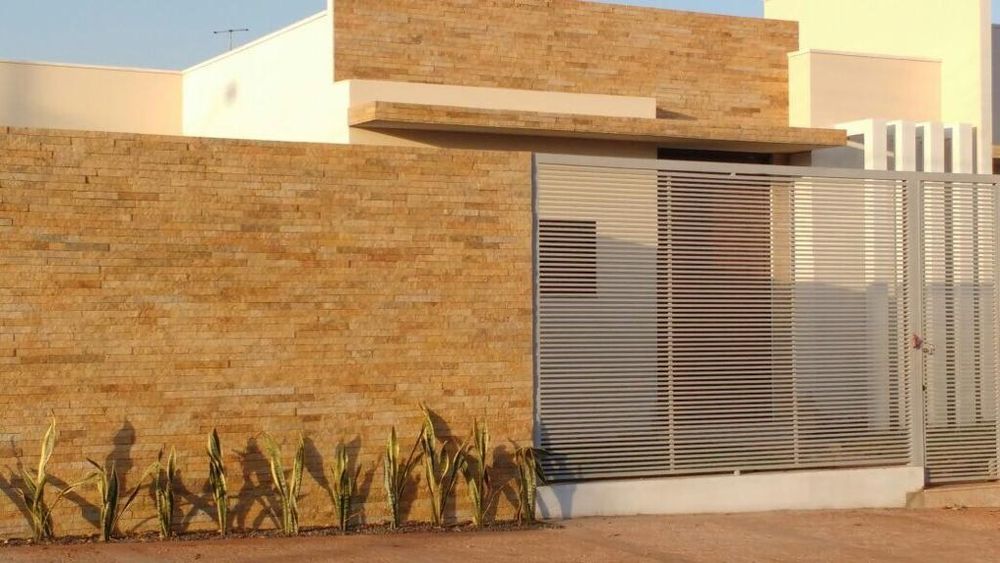 Revestimento em pedra amarela