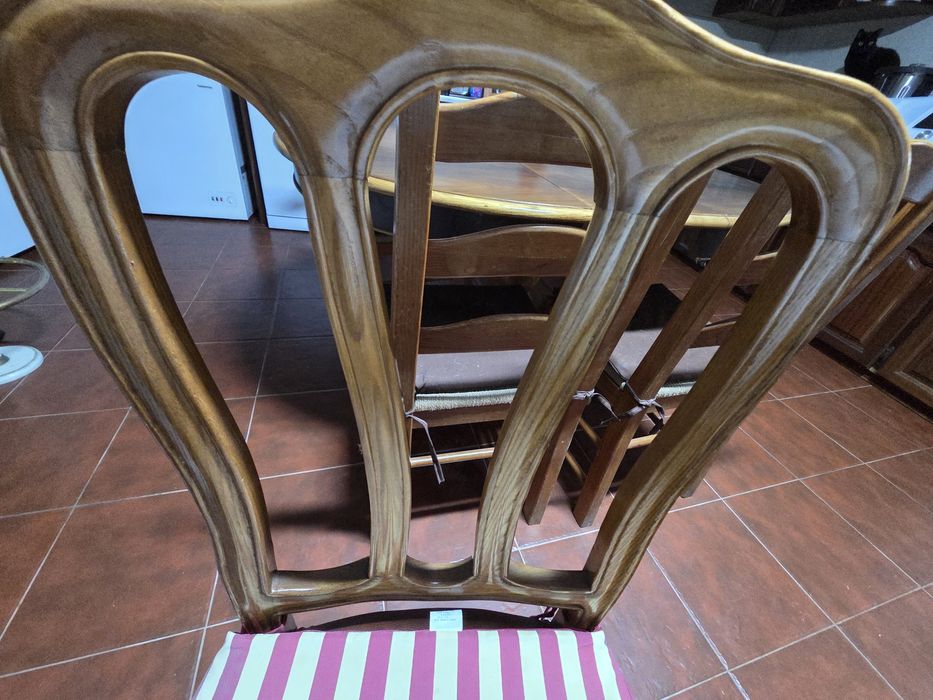 Mesa oval extensível + 4 cadeiras.