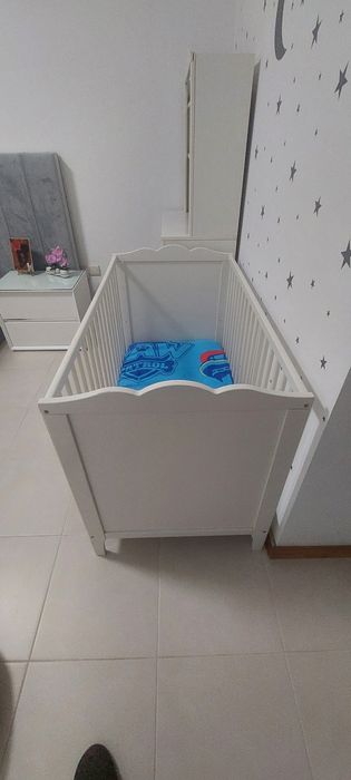Cama de bebé juntamente com móvel  trocador de bebé