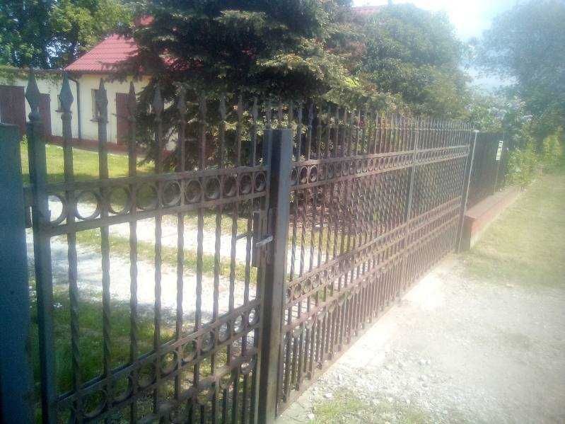 Brama wjazdowa z furtką.