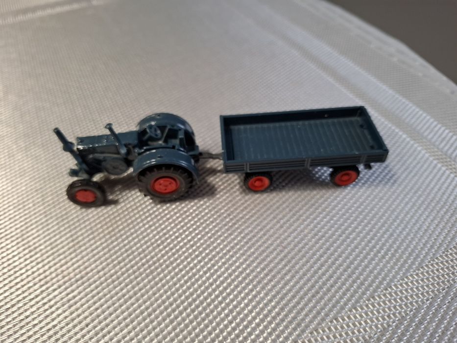 Siku traktor z przyczepą model