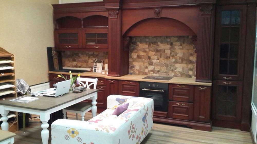 Продам деревянную кухню , с витрины , всвязи с переездом магазина