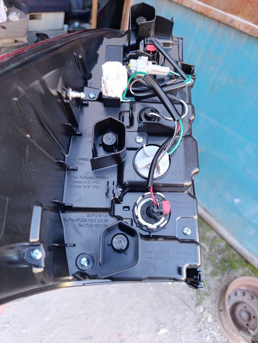 Фонарь задний правий Toyota Hilux 8 N120 2020-2025г 2 рестайлинг led. Новый. Дефект