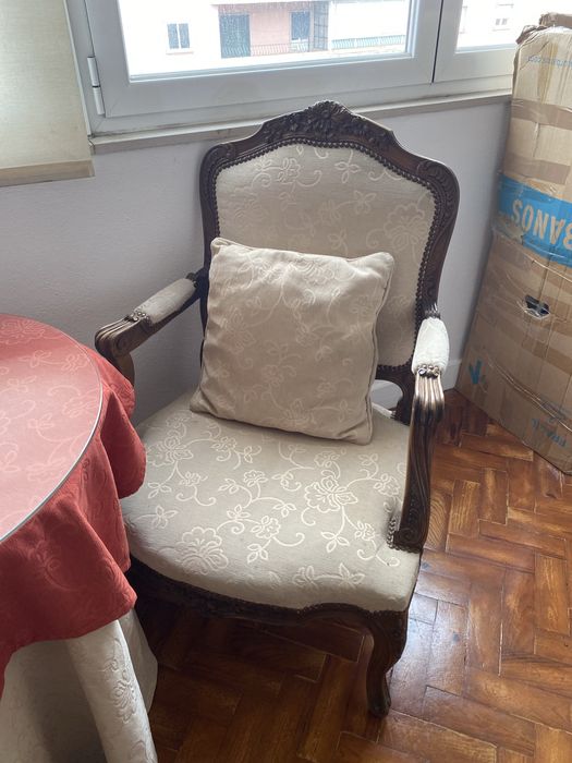 Conjuntos dois cadeirões e mesa redonda em camilha com tecido e vidro