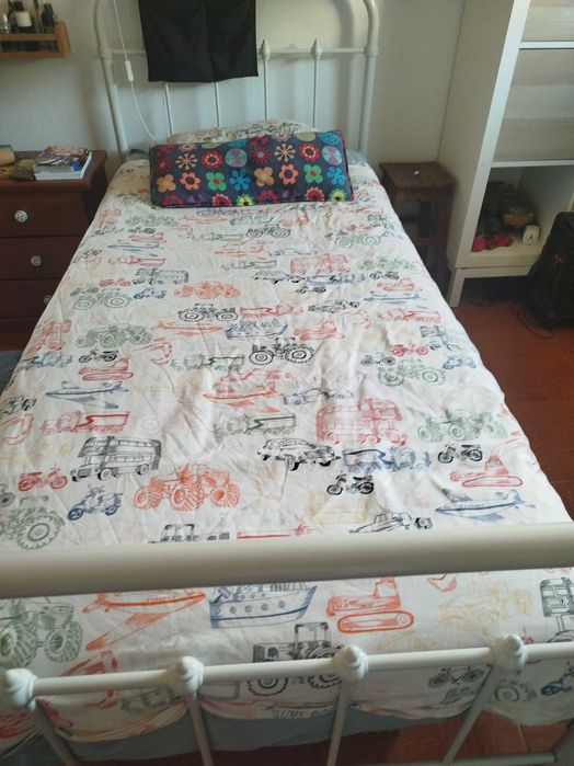 Cama individual e colchão