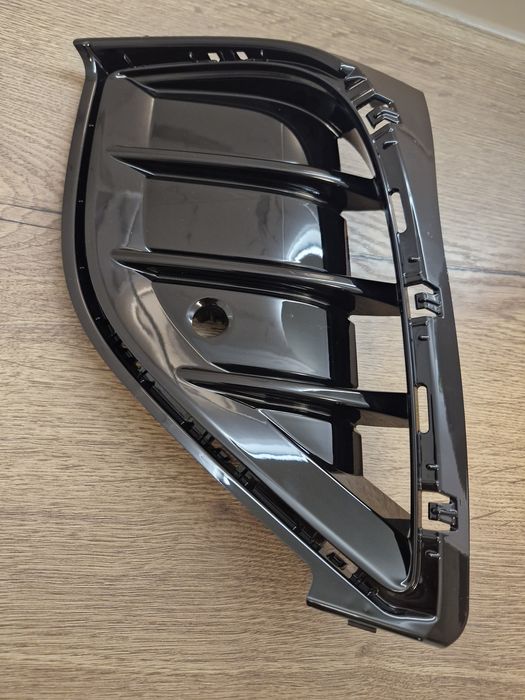 Решітки протитуманної фари (глянцеві) VW ID4  11G807820A, 11G807819A