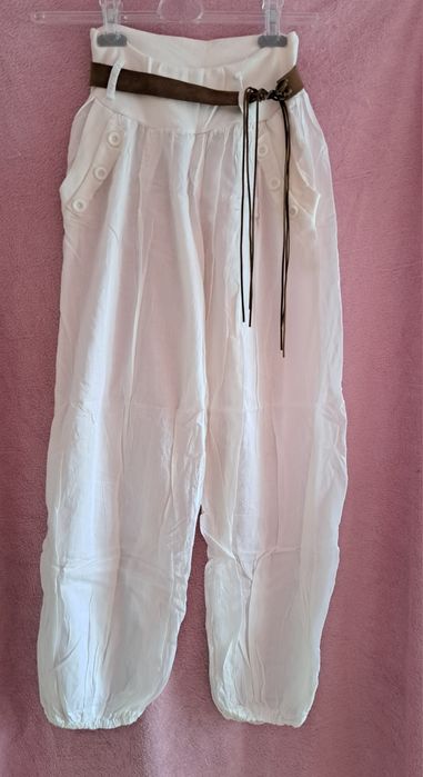 Białe spodnie alladynki z szeroką nogawką i paskiem