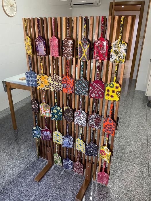 2 expositores/biombos de madeira para loja ou montra