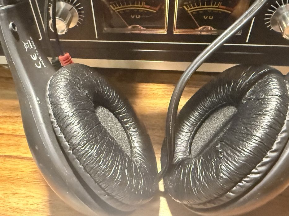 Sluchawki Akai graja zarowno przez bluetooth jak i po kablu jack rca.