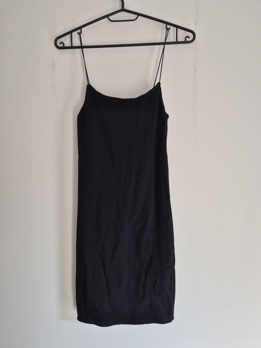 klasyczna mała czarna dopasowana sukienka mini na cienkich ramiączkach (slip/bodycon dress)