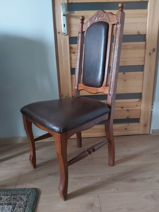 Drewniane, dębowe krzesła, skórzane obicie
