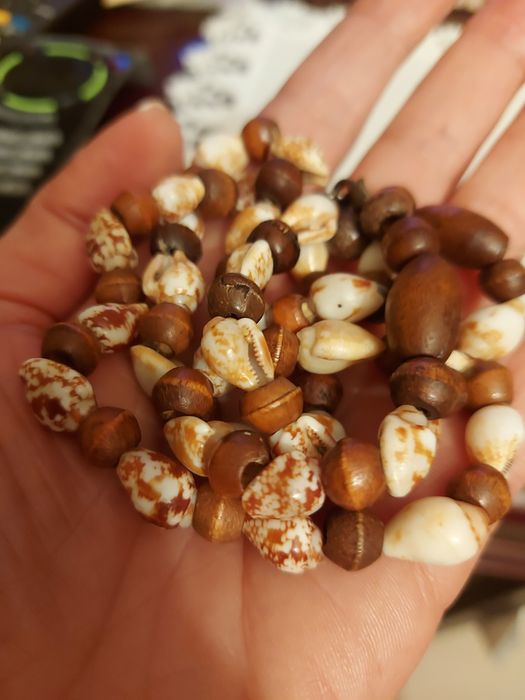 Colar Artesanal de Búzios e contas de Madeira.