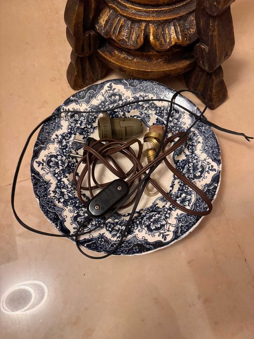 Tocheiro Antigo em Talha Dourada Eletrificado com Abajour