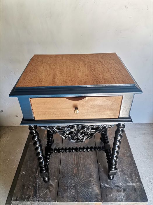 Mesa de apoio ou de cabeceira, recuperada, reciclada e reconstruída