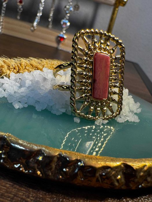 Anel Dourado com Pedra Longa Rosa – Elegância Versátil