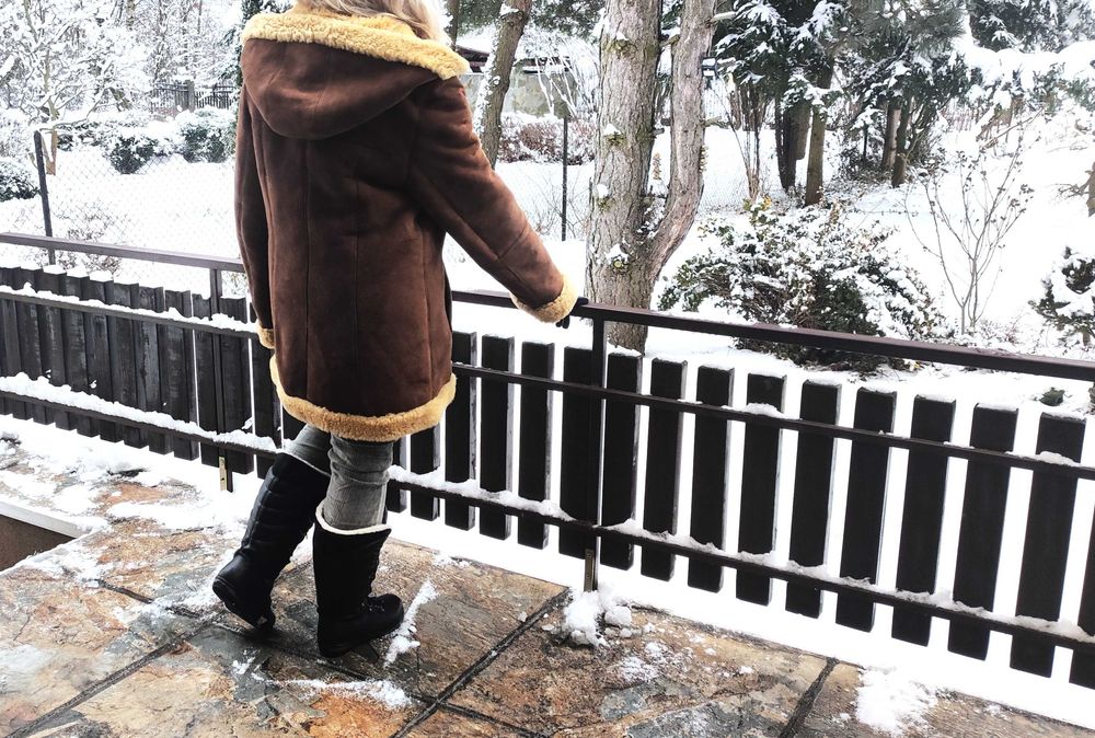 Kożuch naturalny z owczej skóry karmelowy brąz M–XL kaptur elegancki