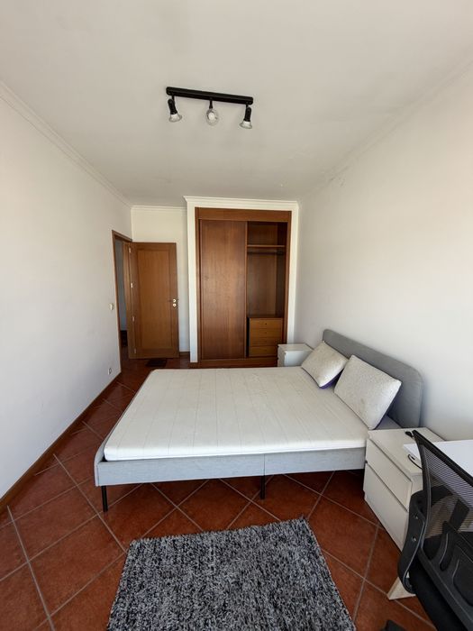 Quarto duplo para arrendar em Gandra
