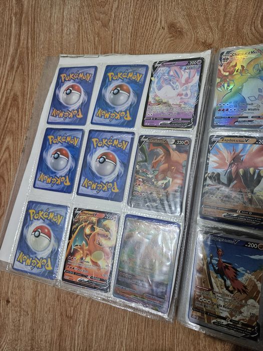 Cerca de 900 cartas de pokemon