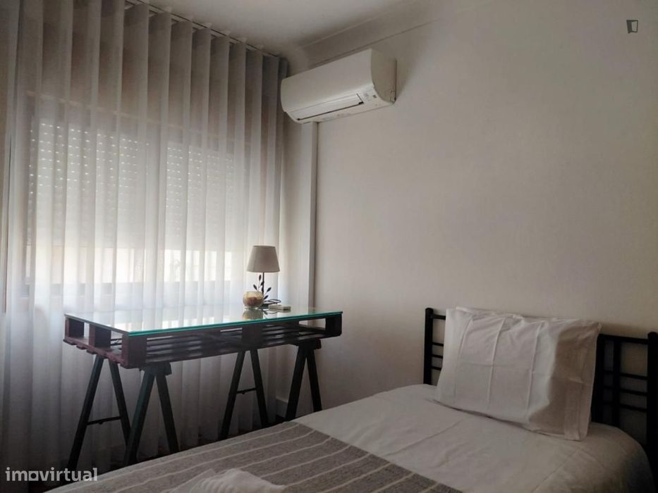 Quarto - localizado em Santa Marinha Porto
