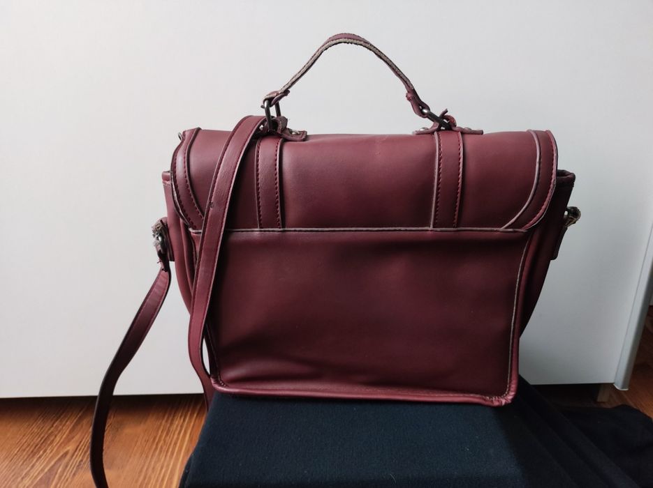 Bordowa listonoszka House