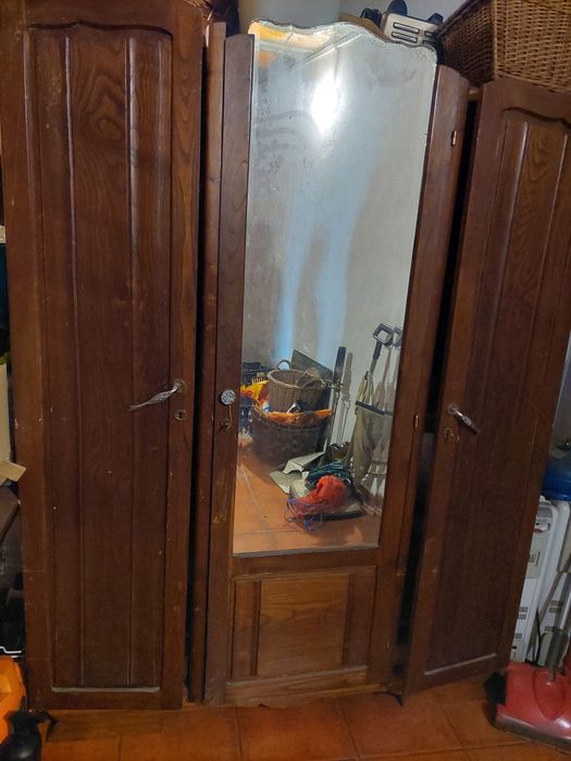 Roupeiro antigo com riscos ligeiros no verniz