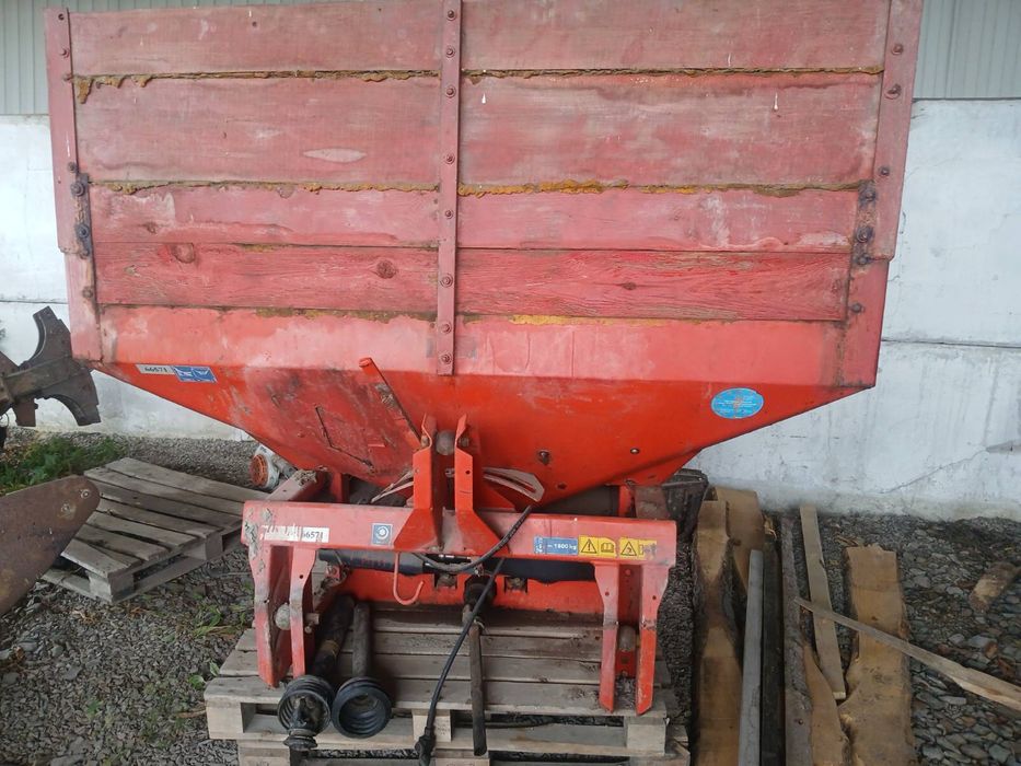 Навісний розкидач мінеральних добрив