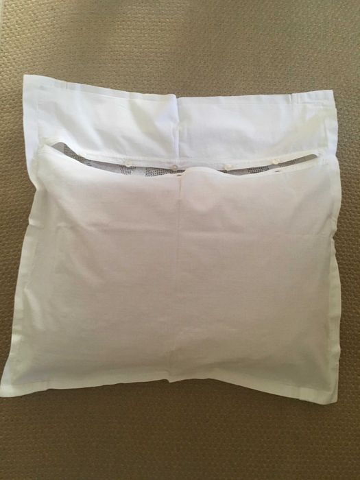 Capa de almofada em crochet aplicado com borboto