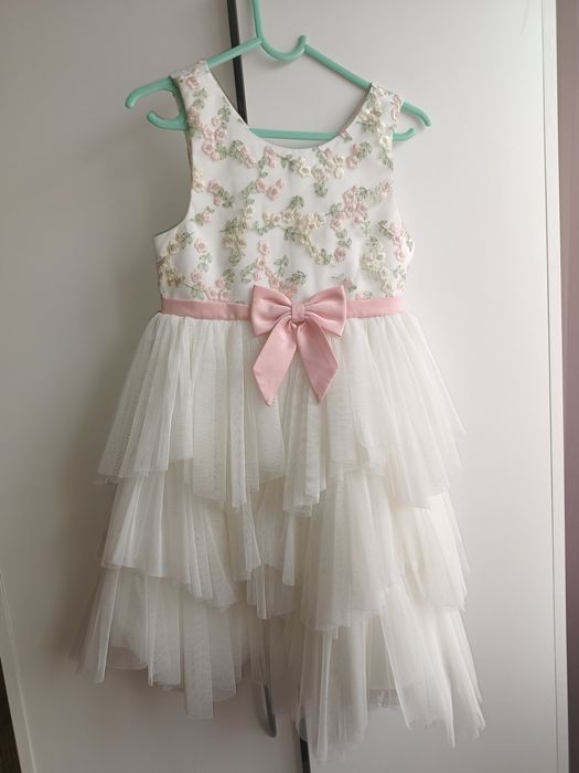 Sprzedam piękną sukienkę 122-128