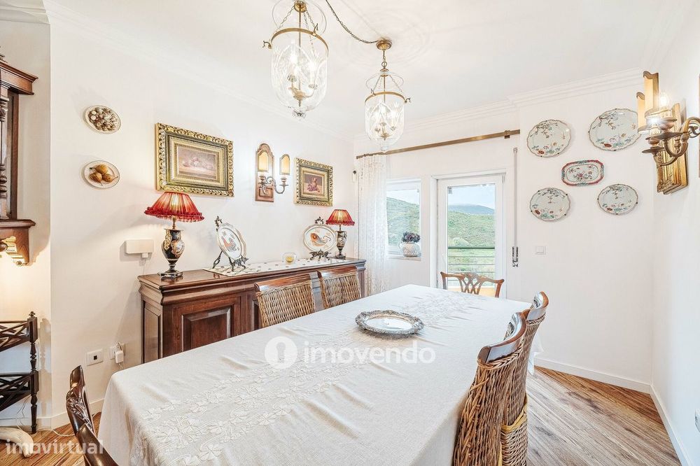 Apartamento T3 Duplex, com estacionamento, no Condomínio do Loural