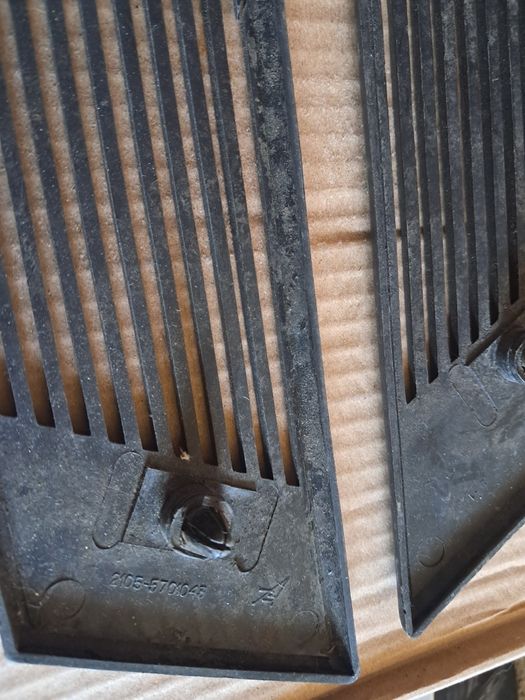 Решітки в кузов стойку ВАЗ 2105-5701043 5701042