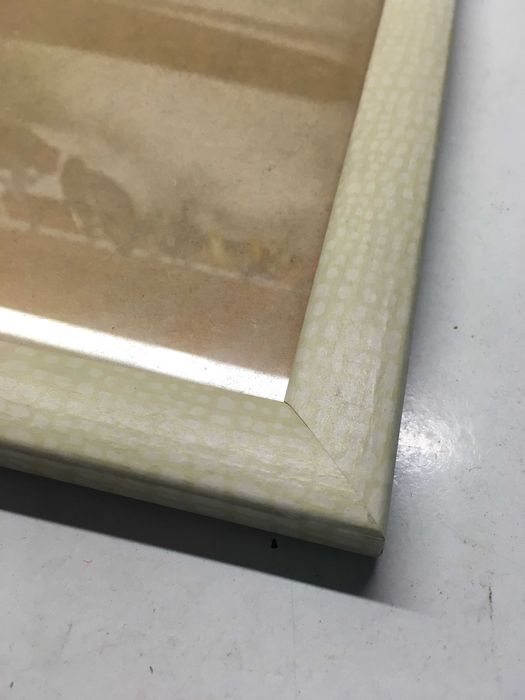 Moldura Castanha-Clara com Padrão