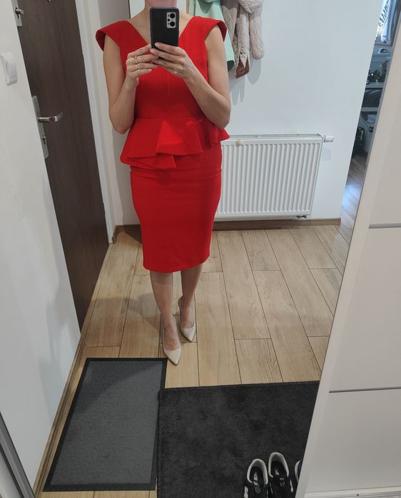 Śliczna elegancka sukienka z baskinką