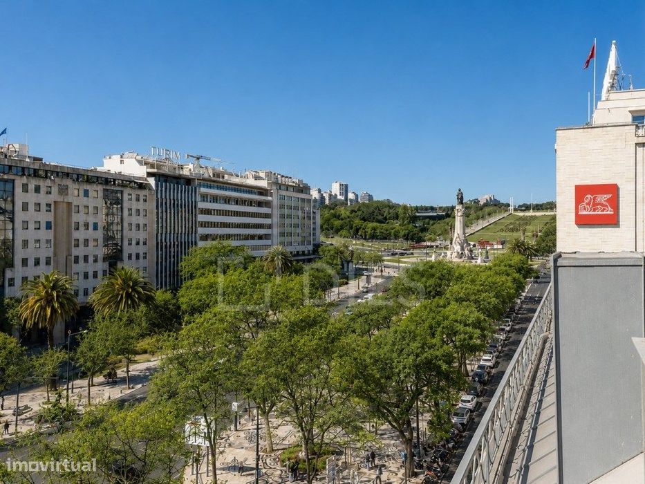 Apartamento T3 duplex com estacionamento, na Avenida da Liberdade