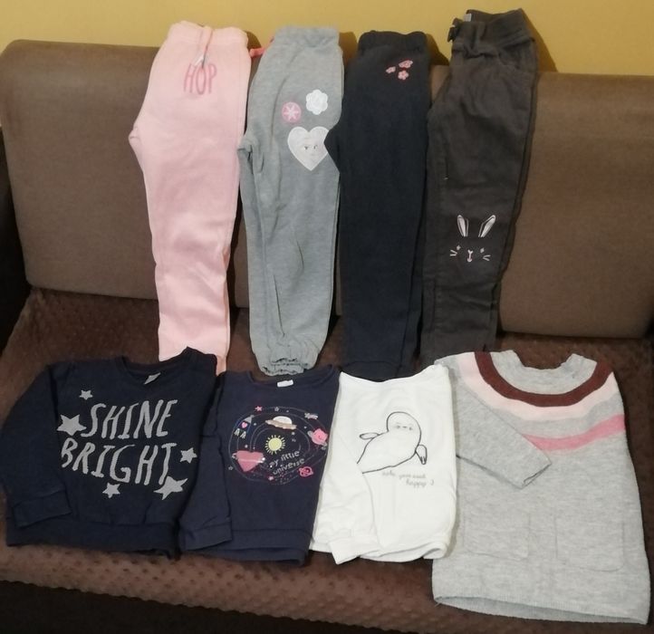 Ubrania dla bliźniaczek rozm.122 spodnie i bluzki/swetry