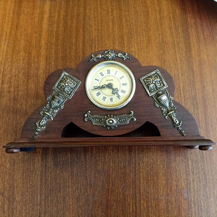 Relógio de mesa Art Deco antiga com aplicações a funcionar