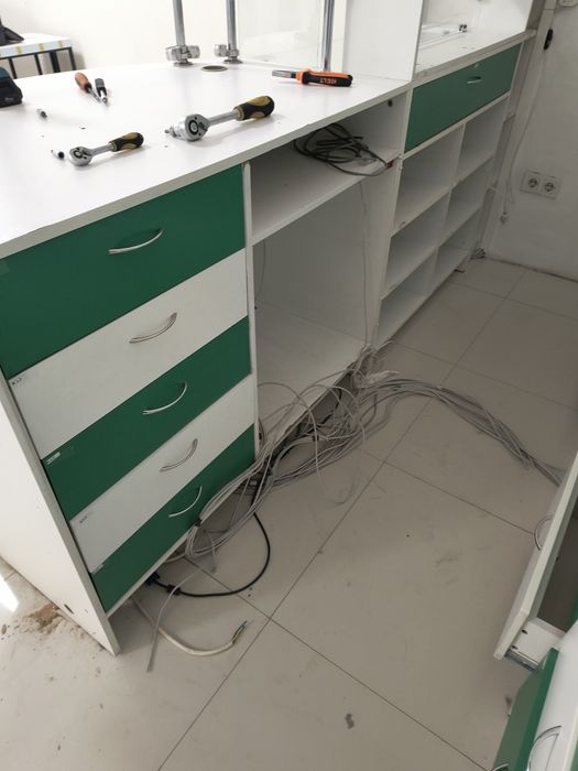 Продам стілажи вітрини комод для магазину