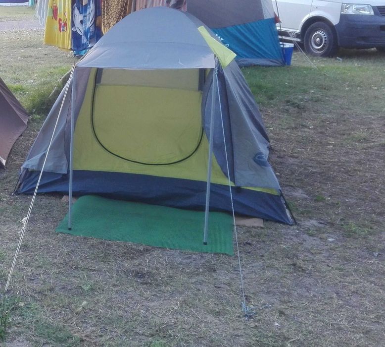 Tenda de Campismo cinzenta e verde