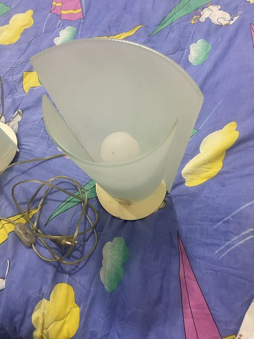 Um par de candeeiros de mesa cabeceira