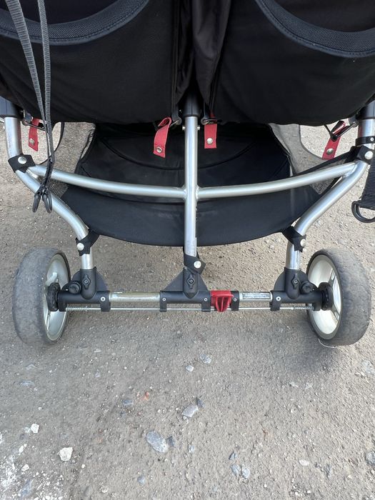 Дуже зручна коляска для двійні Baby Jogger City Mini.